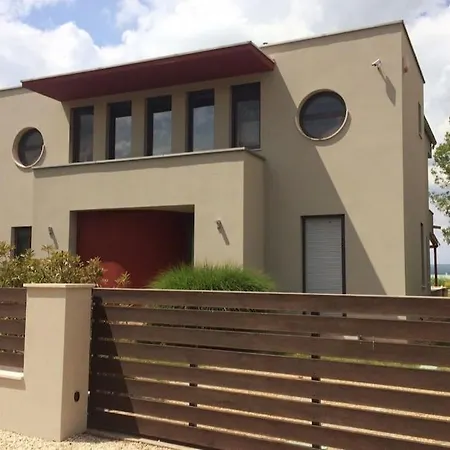 Luxury Lakefront With Private Pier & Jacuzzi Balatonoszod