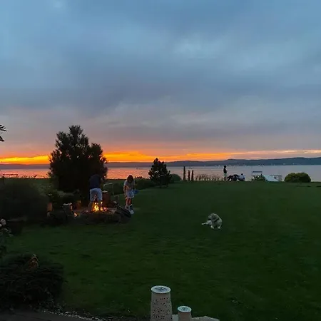 Luxury Lakefront With Private Pier & Jacuzzi Balatonoszod